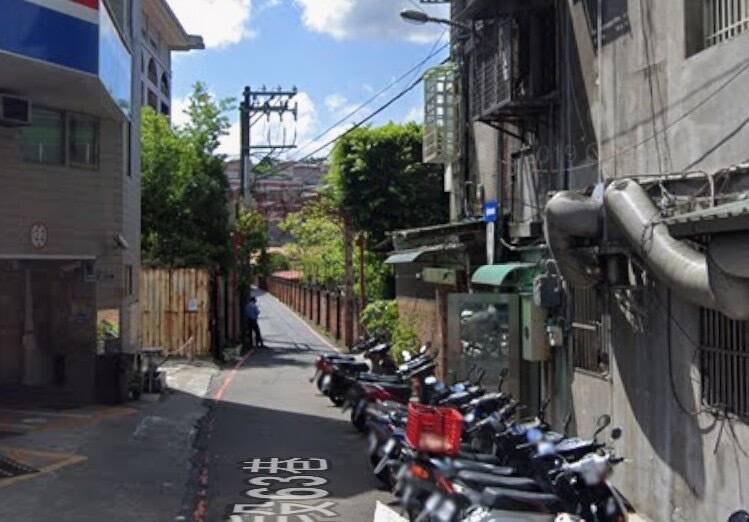 中和區中山路3段63巷口常有機車停放,影響消防車通行救災。(新北市工務局提供) 中和區中山路3段63巷口常有機車停放,影響消防車通行救災。(新北市工務局提供)