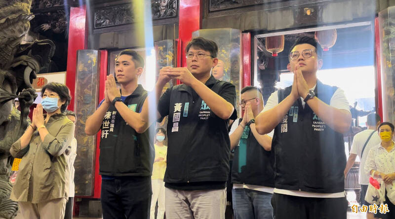 黃國昌今天至湧蓮寺參拜。（記者董冠怡攝）