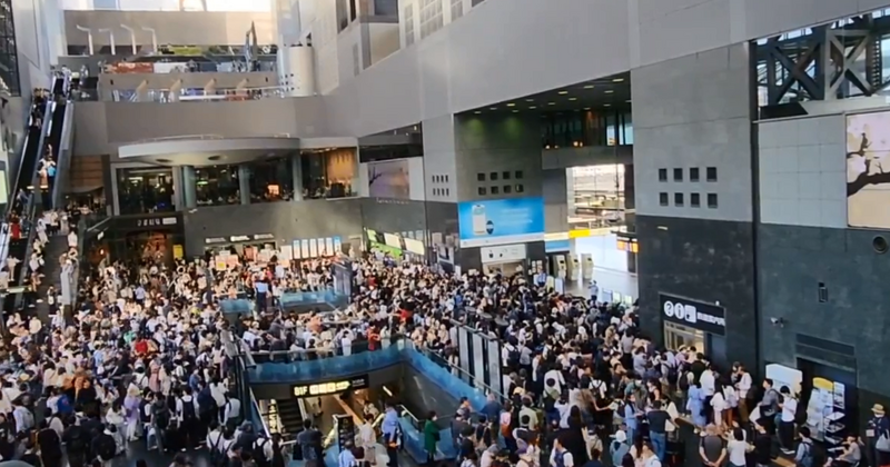 日本JR京都車站發現可疑背包，月台旅客全數疏散，各線列車也都停駛。圖為民眾擠在車站大廳等候進一步消息。（圖擷自@SIaxAJXBRivekPD「X」帳號）