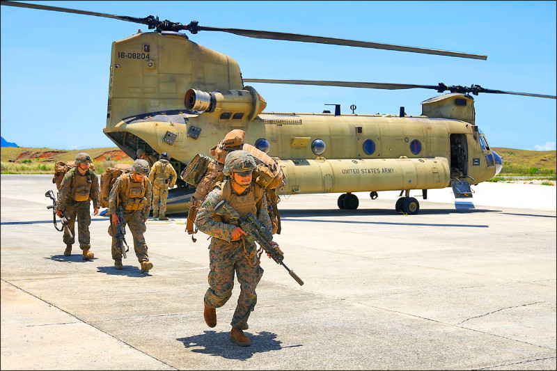 美国、菲律宾和澳洲军队近期进行「肩并肩」联合操演，本月5日在菲律宾巴丹岛（Batan）进行训练。（美联社）(photo:LTN)