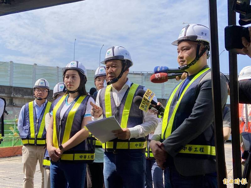 國民黨議員鍾小平（中）質疑，前台北市長柯文哲與中華工程官商勾結，明日將赴監院要求彈劾。（記者詹湘淇攝）