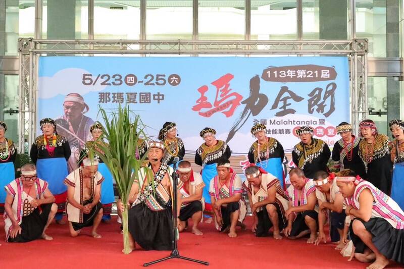 布農部落原音舞團今天(7日)在高市府四維行政中心前,表演祈福儀式,為射耳祭揭開序幕。(記者葛祐豪翻攝) 布農部落原音舞團今天(7日)在高市府四維行政中心前,表演祈福儀式,為射耳祭揭開序幕。(記者葛祐豪翻攝)