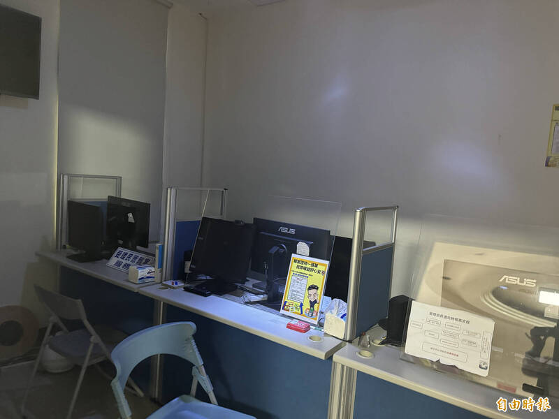 疑因外物(鳥巢)碰觸導致電驛動作跳脫,影響桃園龍潭2389戶停電,停電區域的辦公室一片漆黑。(記者李容萍攝) 疑因外物(鳥巢)碰觸導致電驛動作跳脫,影響桃園龍潭2389戶停電,停電區域的辦公室一片漆黑。(記者李容萍攝)