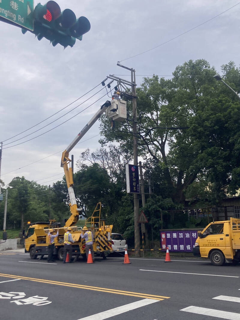 疑因外物(鳥巢)碰觸導致電驛動作跳脫,影響桃園龍潭2389戶停電。(台電公司提供) 疑因外物(鳥巢)碰觸導致電驛動作跳脫,影響桃園龍潭2389戶停電。(台電公司提供)