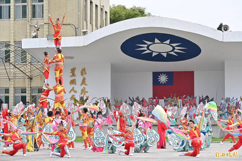 台灣特技團與民俗藝學系學生們，合力堆疊出高難度的四層人塔，期許國人同心協力、共創高峰。（記者塗建榮攝）
