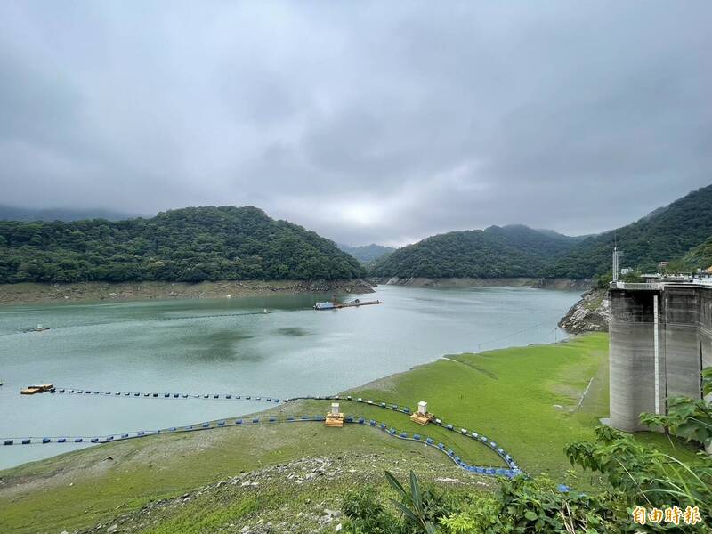 近期降雨對石門水庫水情挹注效益明顯，大壩水位上升超過5公尺。（記者李容萍攝）