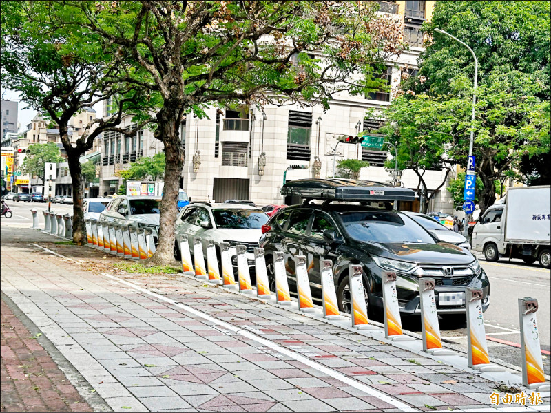 市議員黃守達表示，YouBike站點常無車可借。（記者蘇金鳳攝）