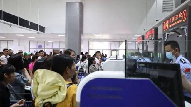 中國國安新規疑提前上路　旅客通關憂查手機