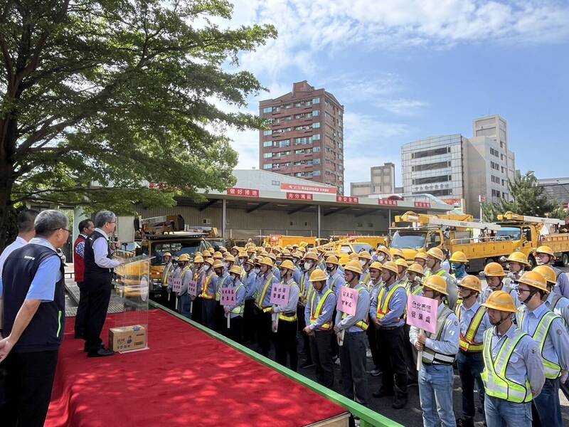 台電跨區調派人力啟動桃園專案巡檢，7日由總經理王耀庭親自主持誓師大會，桃園市長張善政8日主持市政會議，認為這只是短期之道，呼籲台電與桃市府合作，共同指定學者專家組成專案小組，找出桃園密集停電原因。 （台電桃園區處提供）