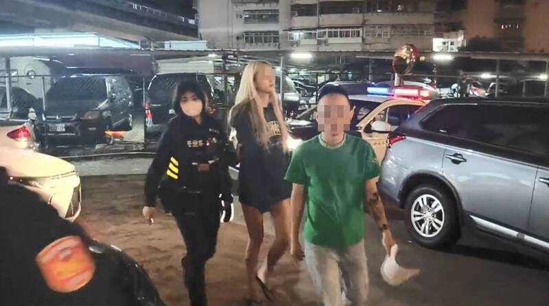 警方帶回被害的洪姓少年（前）及共犯黃姓女子。（記者陸運鋒翻攝）