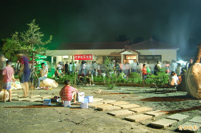 李醫師2007年中秋節邀地方鄉親進洪若潭宅院烤肉、唱歌。（記者顏宏駿攝）