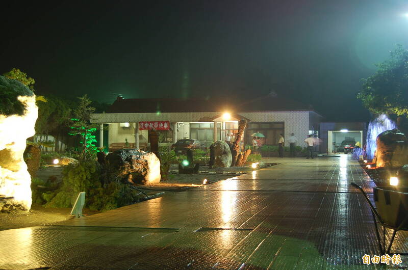 2007年中秋節，李醫師邀地方鄉親進洪若潭宅院烤肉、唱歌，烤完立刻下雨。（資料照，記者顏宏駿攝）