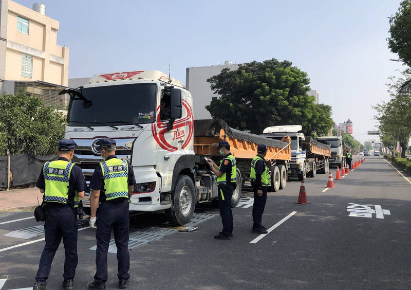 麻豆警遏止大型車肇事 交通大執法1個月列出取締重點 - 社會 - 自由時報電子報