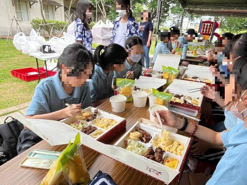 新北市裕德國際學校與台中新社農會合作食農教育，7日小學部5年級學生到台中新社校外教學，事後逾百名師生嘔吐、腹瀉、發燒，疑似食物中毒。圖為裕德學校學生當天在校外用餐。（圖擷取自台中市政府網站）