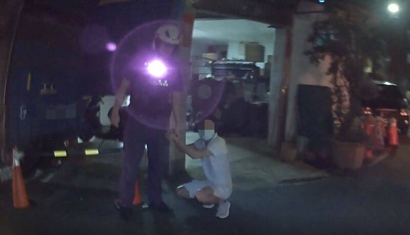 警方將逃逸越南籍移工阮男逮捕。(記者徐聖倫翻攝) 警方將逃逸越南籍移工阮男逮捕。(記者徐聖倫翻攝)