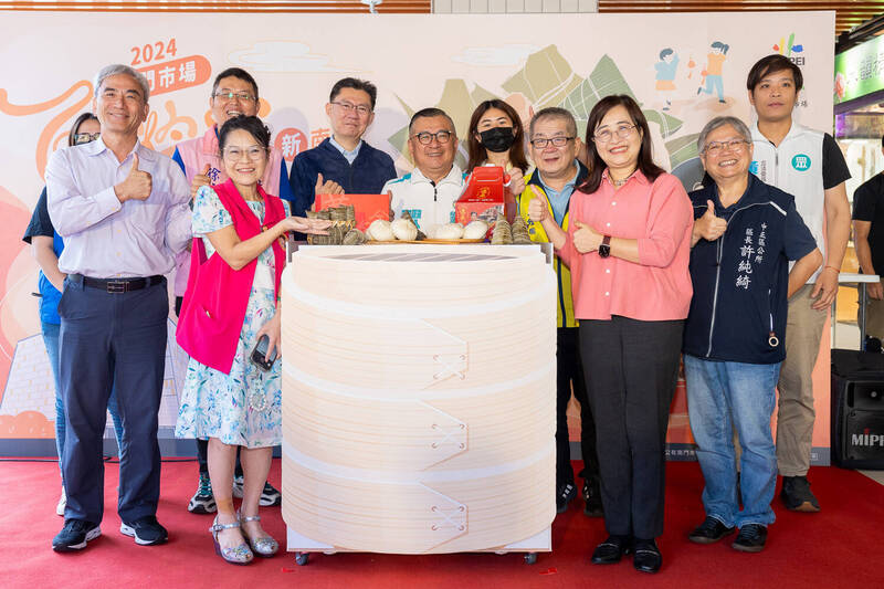 南門市場共捐贈1200顆名店粽子給周邊弱勢家庭,以行動實踐對社會的回饋。(台北市市場處提供) 南門市場共捐贈1200顆名店粽子給周邊弱勢家庭,以行動實踐對社會的回饋。(台北市市場處提供)