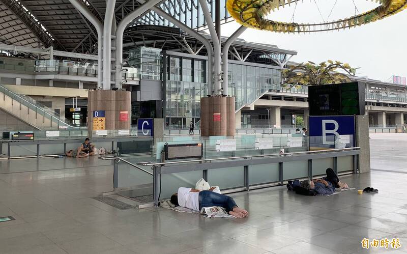 [新聞] 台中火車站每天清2次行李！街友乾脆直接躺睡