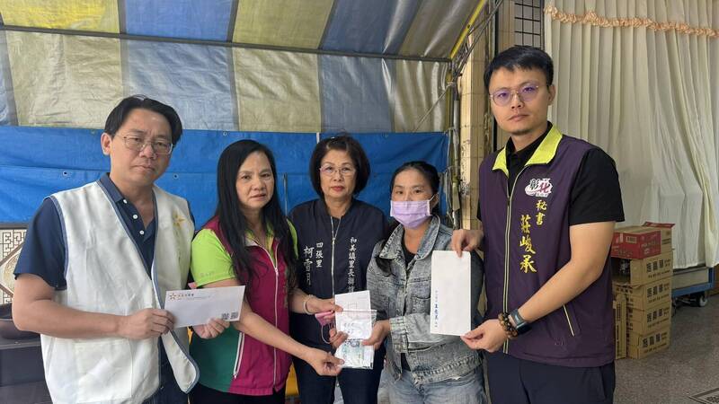 彰化縣和美鎮42歲周男病逝,留下越南妻與4幼女,縣議員賴清美(左二)與縣府、民間社團一起幫助喪葬費用。(賴清美提供) 彰化縣和美鎮42歲周男病逝,留下越南妻與4幼女,縣議員賴清美(左二)與縣府、民間社團一起幫助喪葬費用。(賴清美提供)