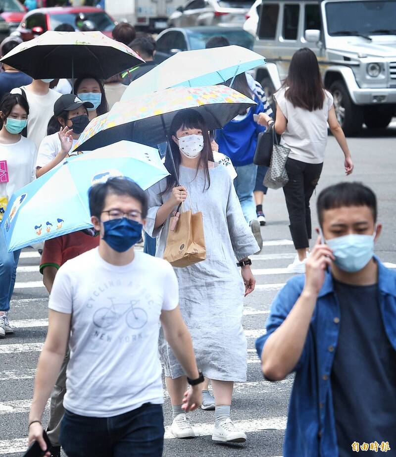 週五東半部午後山區及南部有局部短暫雷陣雨,各地日夜溫差大。(資料照) 週五東半部午後山區及南部有局部短暫雷陣雨,各地日夜溫差大。(資料照)