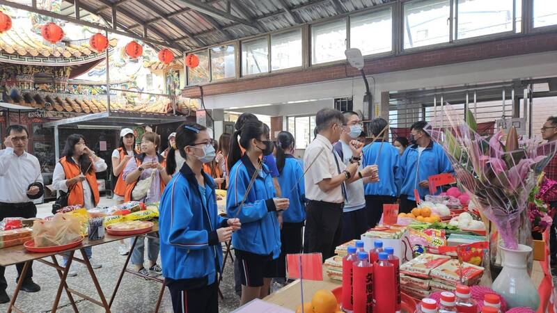 清水高中師生到三元宮祈福，盼國中會考順利。（清水高中提供）