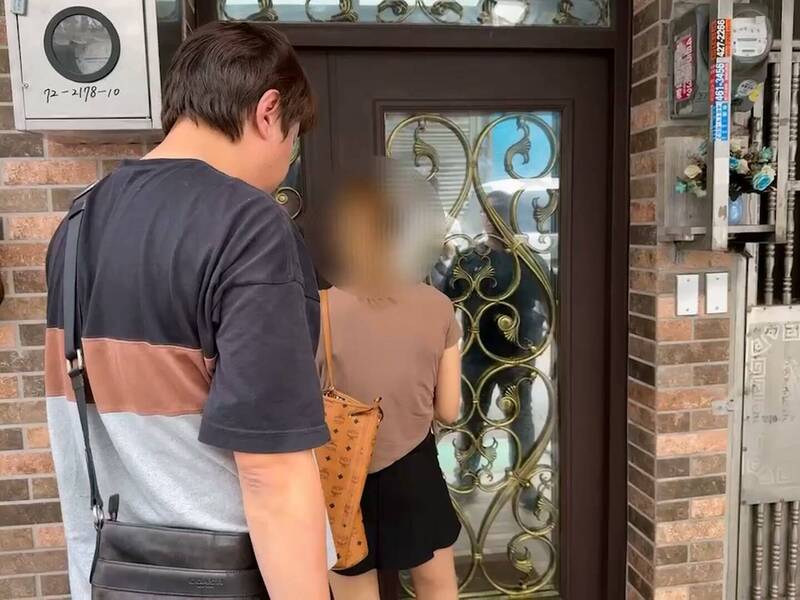 警方到桃園市平鎮區葉女住處進行查緝。(記者徐聖倫翻攝) 警方到桃園市平鎮區葉女住處進行查緝。(記者徐聖倫翻攝)