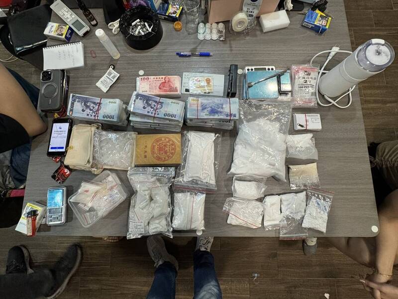 葉女住處內儼然是小型毒品分裝廠。(記者徐聖倫翻攝) 葉女住處內儼然是小型毒品分裝廠。(記者徐聖倫翻攝)