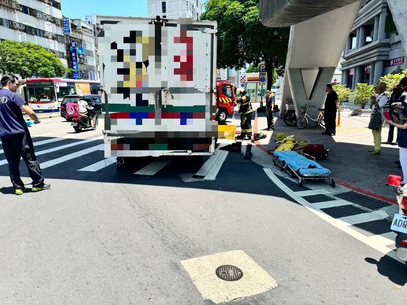 李姓駕駛右轉時將跌倒在行人穿越道的李婦婦人輾斃。(記者劉慶侯翻攝) 李姓駕駛右轉時將跌倒在行人穿越道的李婦婦人輾斃。(記者劉慶侯翻攝)