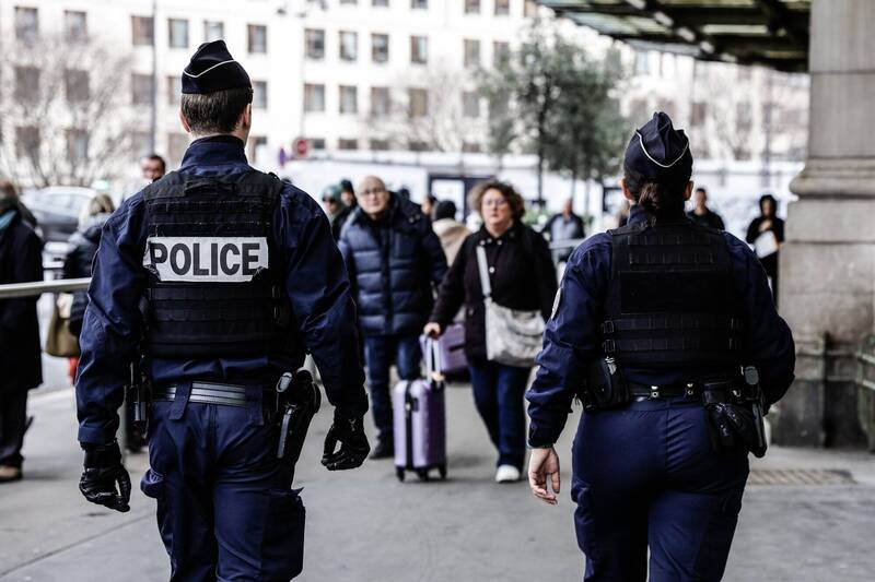 法國巴黎男子警局奪槍 兩警遇襲傷重送醫