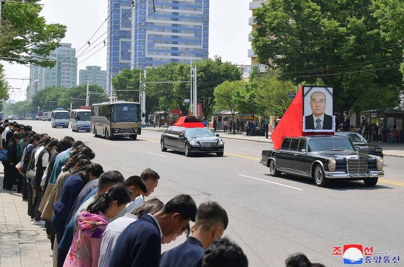 北韓領導人金正恩本次擔任治喪委員會委員長,親自安排國葬。圖為出殯車隊行經平壤街頭畫面。(法新社) 北韓領導人金正恩本次擔任治喪委員會委員長,親自安排國葬。圖為出殯車隊行經平壤街頭畫面。(法新社)