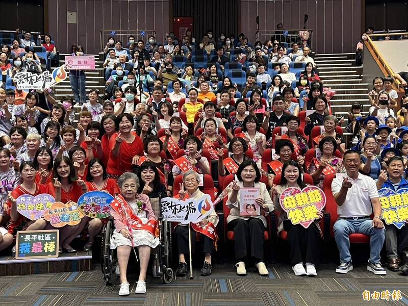 雲林縣府表揚32名模範母親,場面熱鬧溫馨。(記者黃淑莉攝) 雲林縣府表揚32名模範母親,場面熱鬧溫馨。(記者黃淑莉攝)