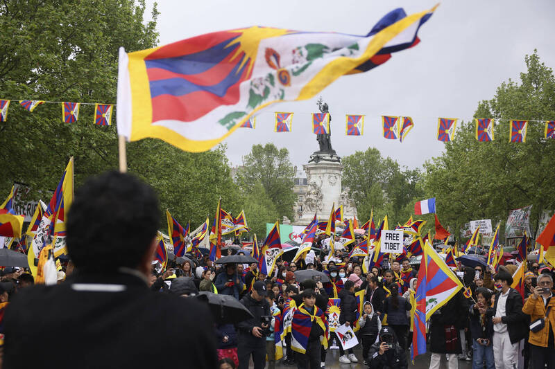 习近平5日访问巴黎，支持西藏人权的民众上街示威。（美联社）(photo:LTN)