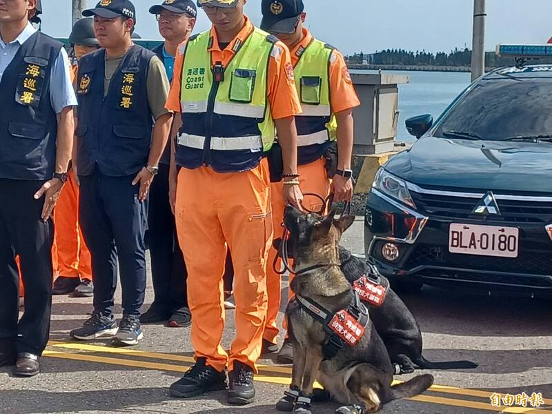 澎湖海運門戶守護神,加入兩隻警犬巡護。(記者劉禹慶攝) 澎湖海運門戶守護神,加入兩隻警犬巡護。(記者劉禹慶攝)