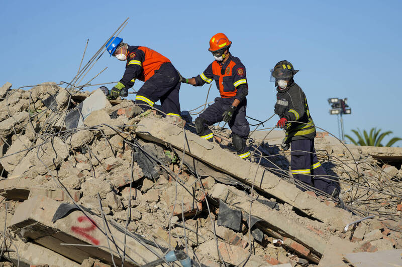 救难人员持续在瓦砾堆中搜救。（美联）(photo:LTN)