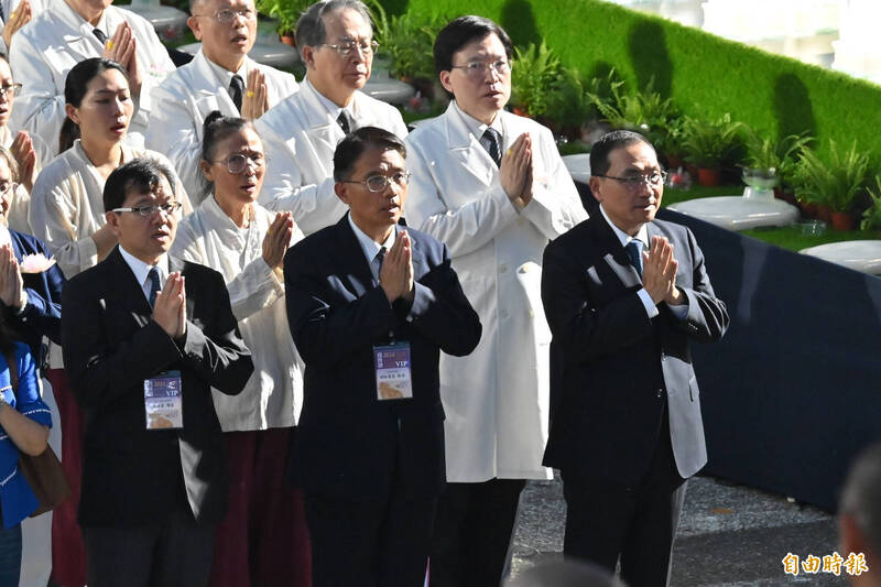 新北市長侯友宜(右1)今晚出席慈濟基金會於中正紀念堂舉辦的佛誕浴佛孝親感恩祈福會。(記者叢昌瑾攝) 新北市長侯友宜(右1)今晚出席慈濟基金會於中正紀念堂舉辦的佛誕浴佛孝親感恩祈福會。(記者叢昌瑾攝)