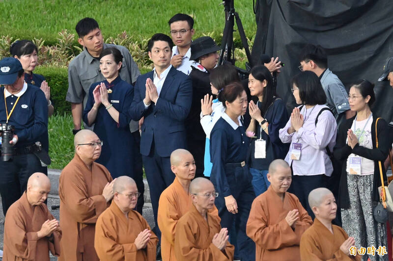 台北市長蔣萬安出席慈濟基金會今晚於中正紀念堂舉辦的佛誕浴佛孝親感恩祈福會。(記者叢昌瑾攝) 台北市長蔣萬安出席慈濟基金會今晚於中正紀念堂舉辦的佛誕浴佛孝親感恩祈福會。(記者叢昌瑾攝)