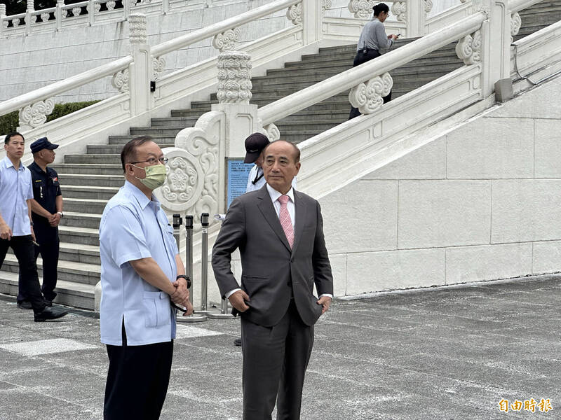 前立法院長王金平(右)今日率先抵達現場,等候工作人員引導入場。(記者林哲遠攝) 前立法院長王金平(右)今日率先抵達現場,等候工作人員引導入場。(記者林哲遠攝)