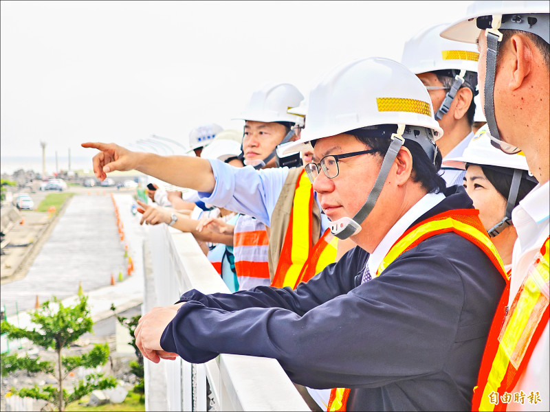 屏縣再爭取「鹽埔漁港貨運碼頭工程計畫」，行政院副院長鄭文燦表示已核定一．三億。（記者陳彥廷攝）