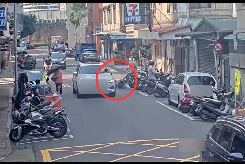 翁男與對向轎車擦撞倒地。（記者劉慶侯翻攝）