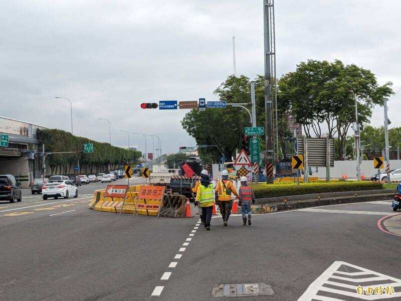 高雄市中正交流道排水改善今起至6/1中午12時南下車道部分縮減施工。（記者陳文嬋攝）