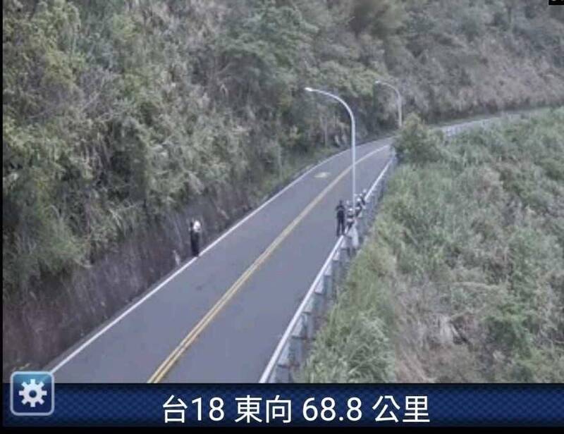 台18線阿里山公路68.8公里處發生疑似有人墜崖事件。（讀者提供）