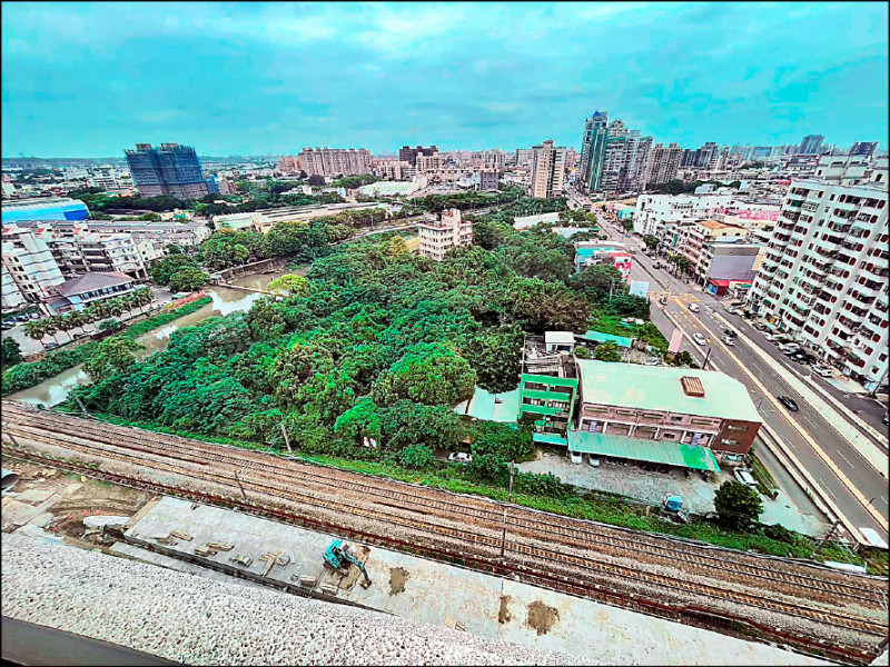 地方建議平鎮車站可南移至平鎮區環南路地下道旁，心路基金會南側住宅區空地。（議員黃敬平提供）