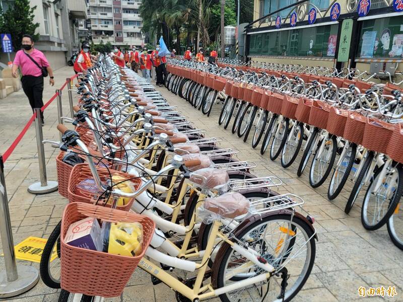 屏東市公所贈送全市1272位鄰長每人一部公務腳踏車。（記者葉永騫攝）