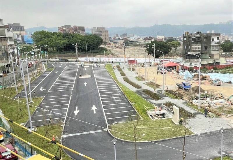 塭仔圳市地重劃區內的廣停三公園已完工，規劃平面停車場，可提供75格汽車格。（圖由地政局提供）