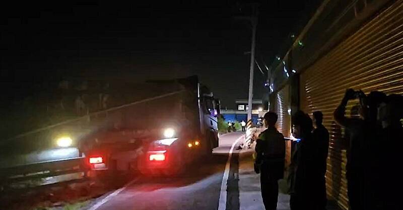 砂石車在鹿港鎮傾倒建築廢土,員警到場要逃,卻因車輪「卡」在路面的高低落差,完全逃不了。(民眾提供) 砂石車在鹿港鎮傾倒建築廢土,員警到場要逃,卻因車輪「卡」在路面的高低落差,完全逃不了。(民眾提供)