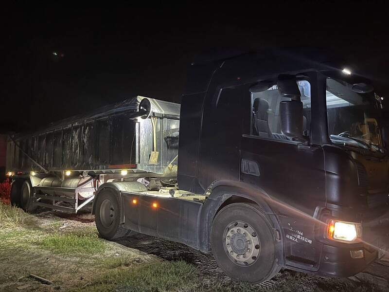 彰化縣又傳出偷倒廢土,因路面與農地高低落差,砂石車「卡輪」逃不了。(彰化縣環保局提供) 彰化縣又傳出偷倒廢土,因路面與農地高低落差,砂石車「卡輪」逃不了。(彰化縣環保局提供)