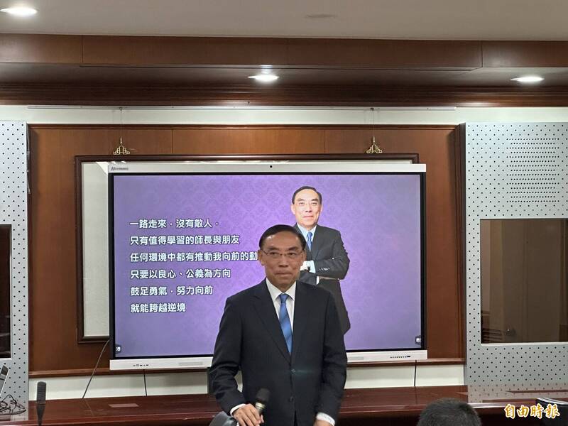 蔡清祥針對因公請假挨批一事,感嘆地說:「大家可以理性的溝通、更有一點人性,是不是更好?」。(記者吳昇儒攝) 蔡清祥針對因公請假挨批一事,感嘆地說:「大家可以理性的溝通、更有一點人性,是不是更好?」。(記者吳昇儒攝)