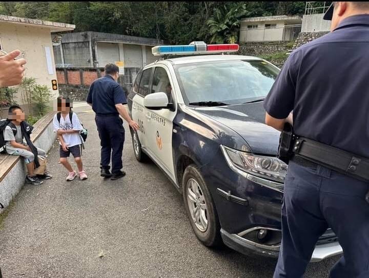 天輪派出所用警車巡邏社區，順便載送白冷國小2兄妹回家。（民眾提供）