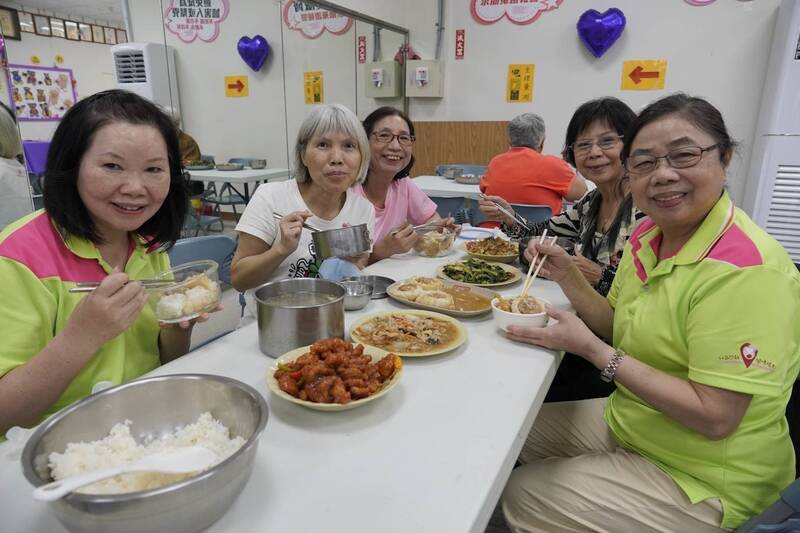 新北市鶯歌區永昌社區發展協會舉辦社區惜食共餐，美味料理讓老人家吃得很滿意。（新北市社會局提供）