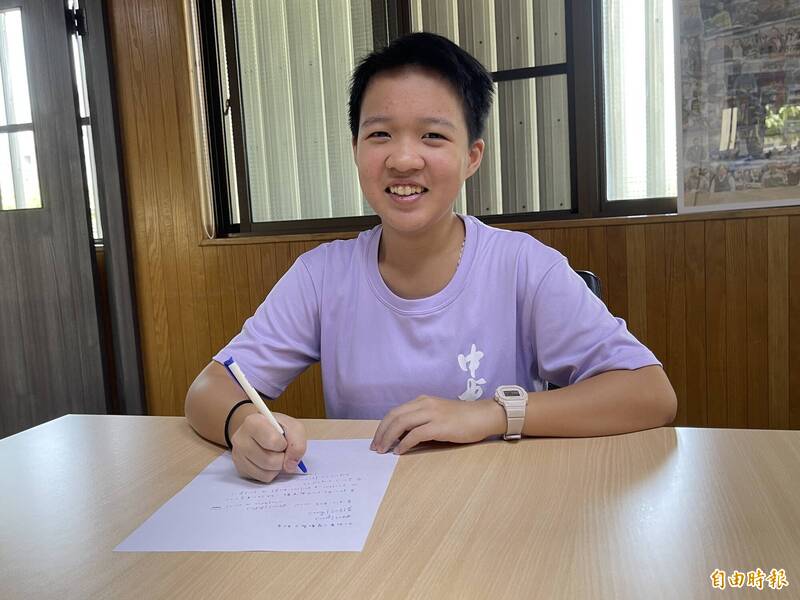 台灣首度挑戰歐洲女子數學奧林匹亞競賽告捷,高一數學女孩陳羿安奪金。(記者蘇孟娟攝) 台灣首度挑戰歐洲女子數學奧林匹亞競賽告捷,高一數學女孩陳羿安奪金。(記者蘇孟娟攝)