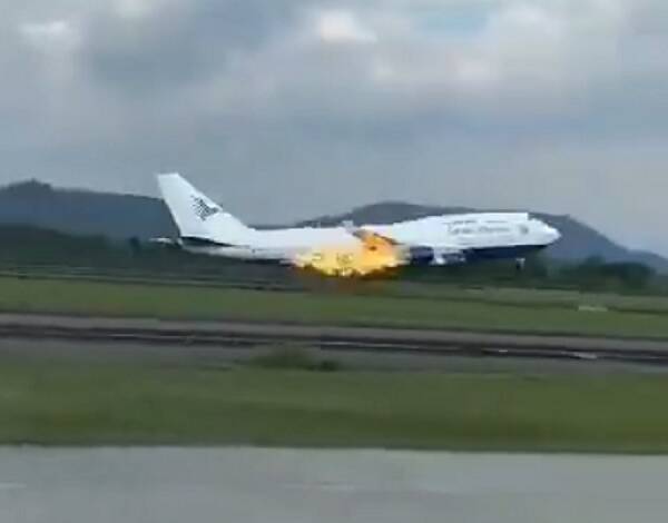 嘉鲁达印尼航空1架载有468人的波音客机，週三从印尼飞往沙乌地阿拉伯起飞不久忽然引擎起火。（图撷自「@JacdecNew」X）(photo:LTN)